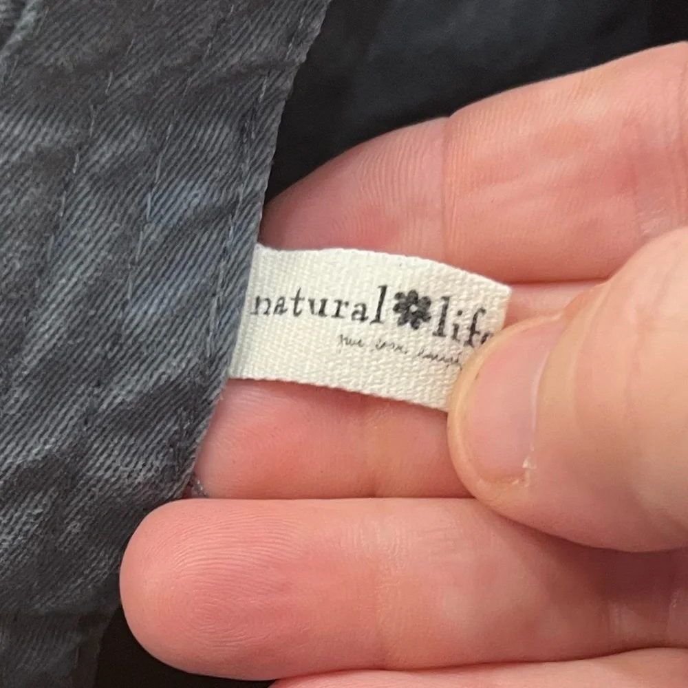 NATURAL LIFE Charcoal Cap with Embroidered Arrow Details